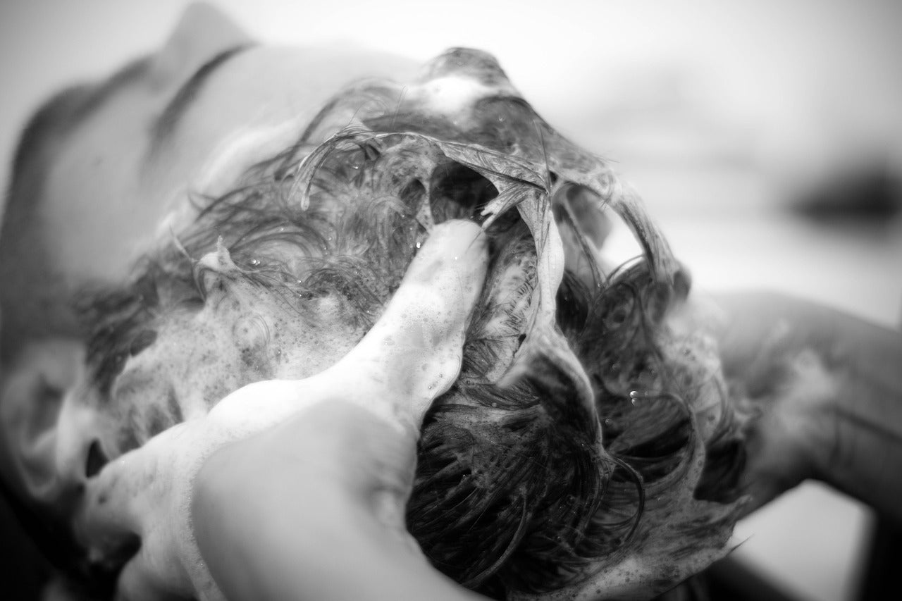 Czy peeling skóry głowy jest konieczny?